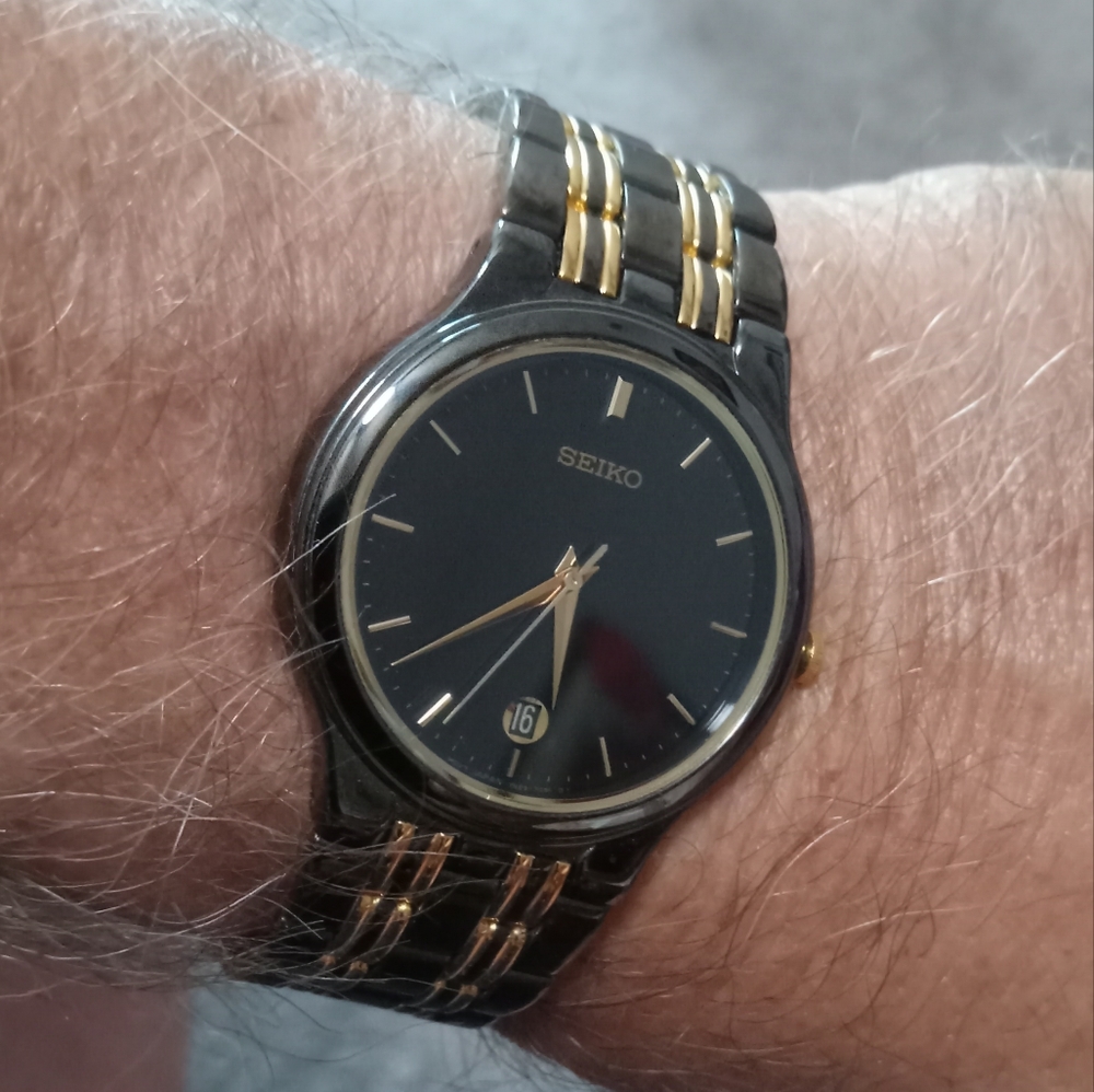 TWO TONE SEIKO Unisex WATCH 7N22 7041 Black and Gold, Slim Case, Date Working